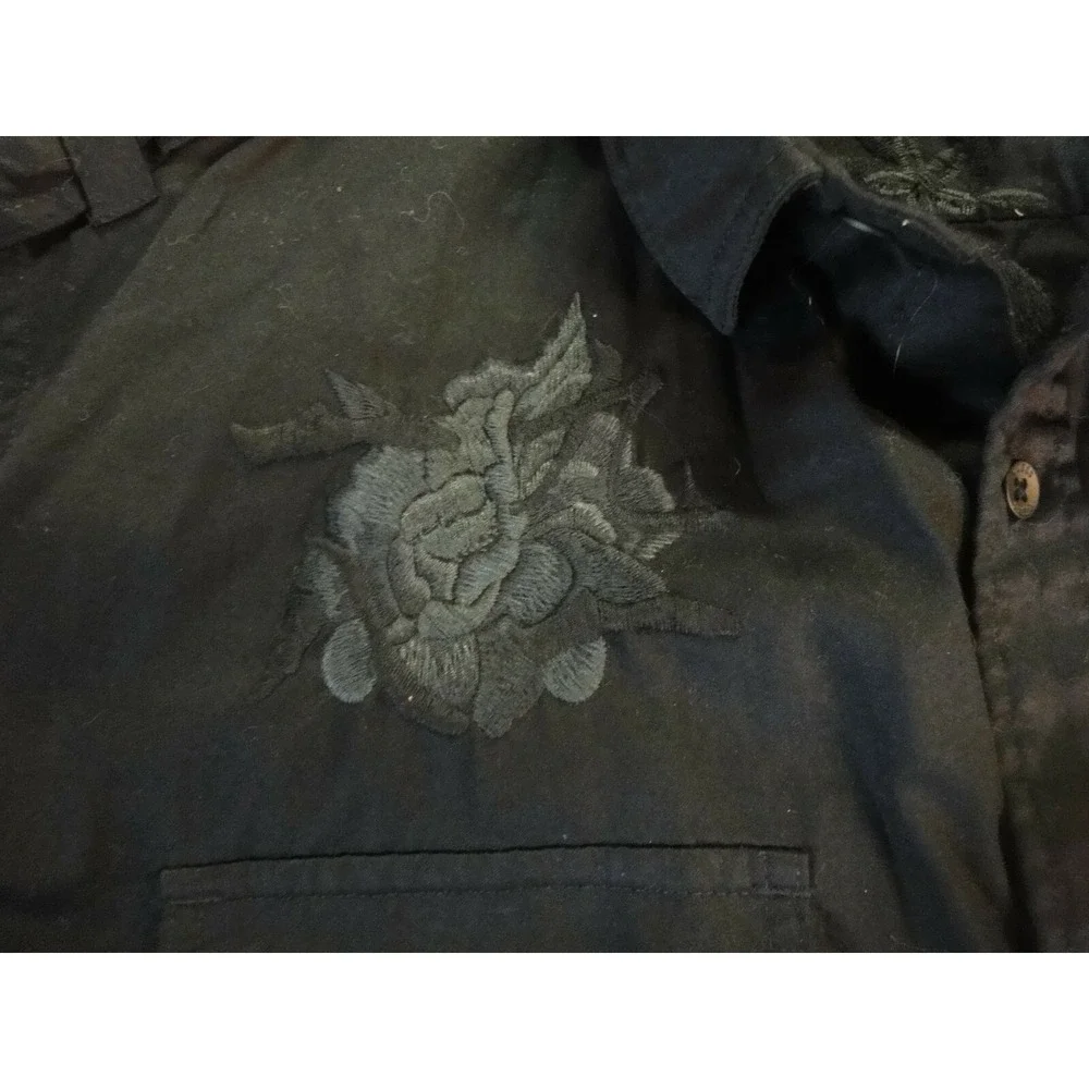 Guess mens L regular fit long sleeve button front flower‎ embroiderd back shirt